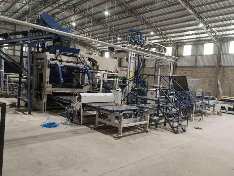 南米における大規模コンクリートブロック生産用自動ブロック製造機